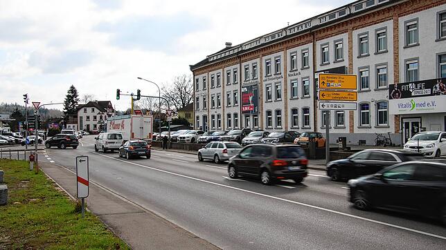 Die Radolfzeller Straße in Stockach: Von hier über die L194 bis nach Selgetsweiler veranstalteten zwei Männer mutmaßlich ein illegales ...