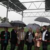 Eröffnung der Agrofotovoltaikanlage mit Regenschirm (von links): Tomas Schmid, Hofgemeinschaft Heggelbach, Hans-Josef Fell, ...