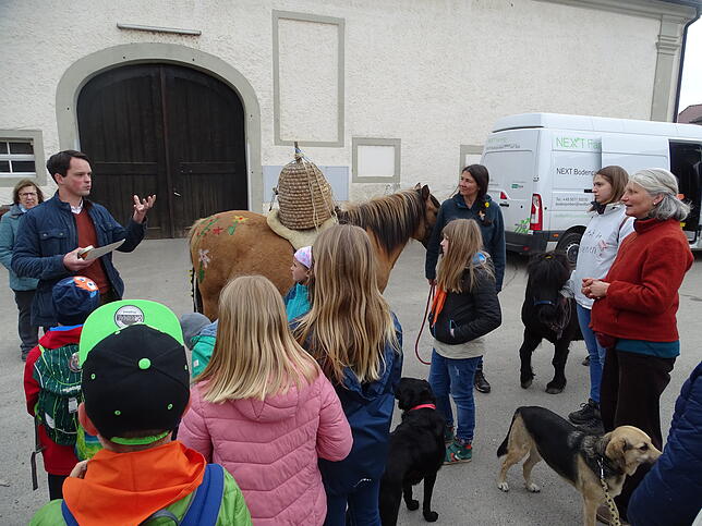 Gutsverwalter Roman Strasser (links) erklärt der Bienenwandergruppe mit Margit Mattes (Mitte) und Imkerin Bettina Präder (rechts) die ...