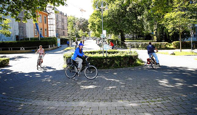 Der Kreisverkehr, der gar keiner ist: Die Stelle auf linksrheinischer Seite an der Radbrücke ist wohl einer der größten Verkehrsirrtümer ...