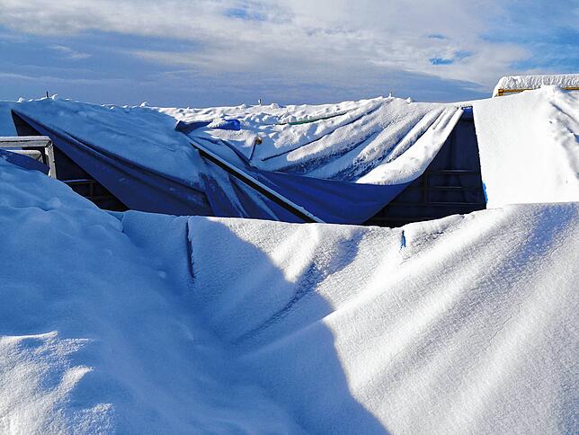 Auch jetzt noch ist die Last durch den Schnee auf dem eingestürzten Zeltdach deutlich zu sehen.