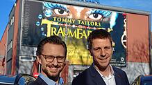 Eine Crowdfunding-Rettungsaktion für das Gloria-Theater Bad Säckingen haben Intendant Jochen Frank Schmidt (rechts) und Geschäftsführer ...
