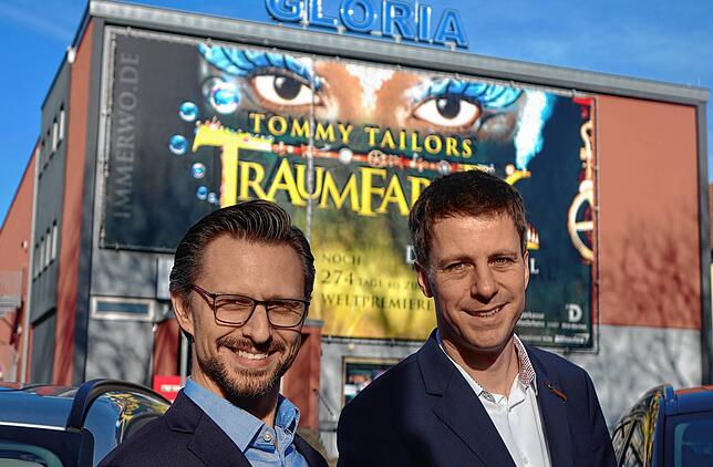 Eine Crowdfunding-Rettungsaktion für das Gloria-Theater Bad Säckingen haben Intendant Jochen Frank Schmidt (rechts) und Geschäftsführer ...
