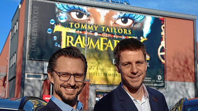 Eine Crowdfunding-Rettungsaktion für das Gloria-Theater Bad Säckingen haben Intendant Jochen Frank Schmidt (rechts) und Geschäftsführer ...