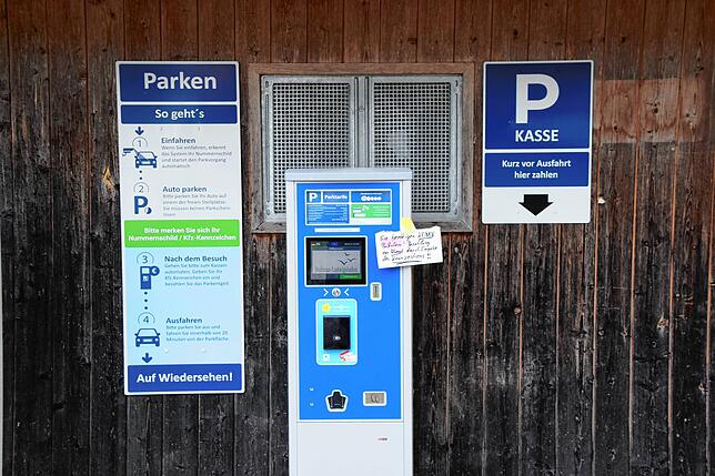 Automat und Schilder am Strandbad Bodman.