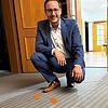 Solche Fußspuren, die Bürgermeister Florian Zindeler 2022 in seinem Büro zeigte, sind inzwischen auf Schulwegen in Hohenfels. 2023 soll ...