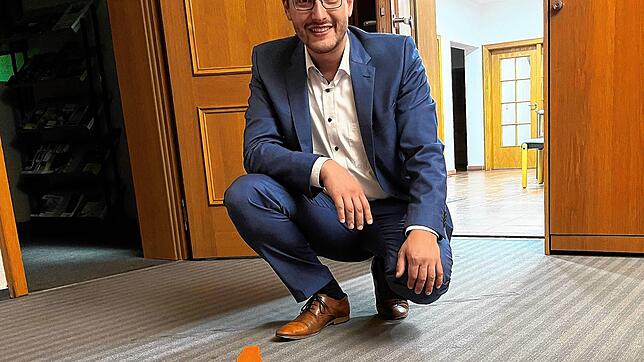 Solche Fußspuren, die Bürgermeister Florian Zindeler 2022 in seinem Büro zeigte, sind inzwischen auf Schulwegen in Hohenfels. 2023 soll ...