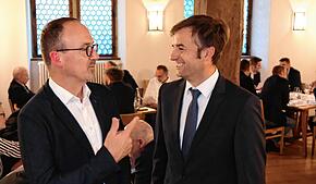 In guten Gesprächen: der Konstanzer Oberbürgermeister Uli Burchardt (links) und Landrat Zeno Danner in der Runde der Bürgermeister aus ...