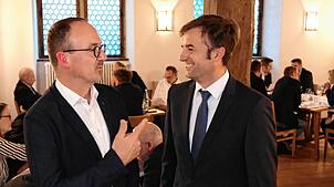 In guten Gesprächen: der Konstanzer Oberbürgermeister Uli Burchardt (links) und Landrat Zeno Danner in der Runde der Bürgermeister aus ...