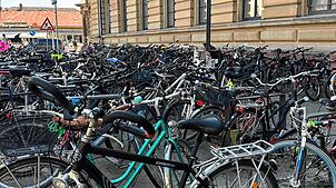 So sieht es aktuell oft an der Marktstätte aus: Hier reiht sich Fahrrad an Fahrrad. Das soll sich mit dem neuen Fahrradparkhaus ändern. ...