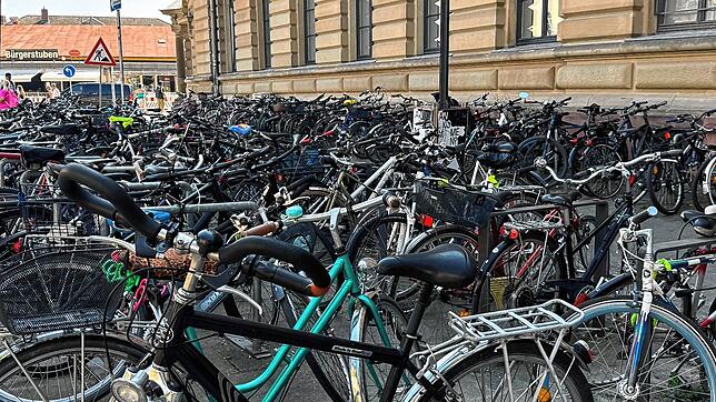 So sieht es aktuell oft an der Marktstätte aus: Hier reiht sich Fahrrad an Fahrrad. Das soll sich mit dem neuen Fahrradparkhaus ändern. ...