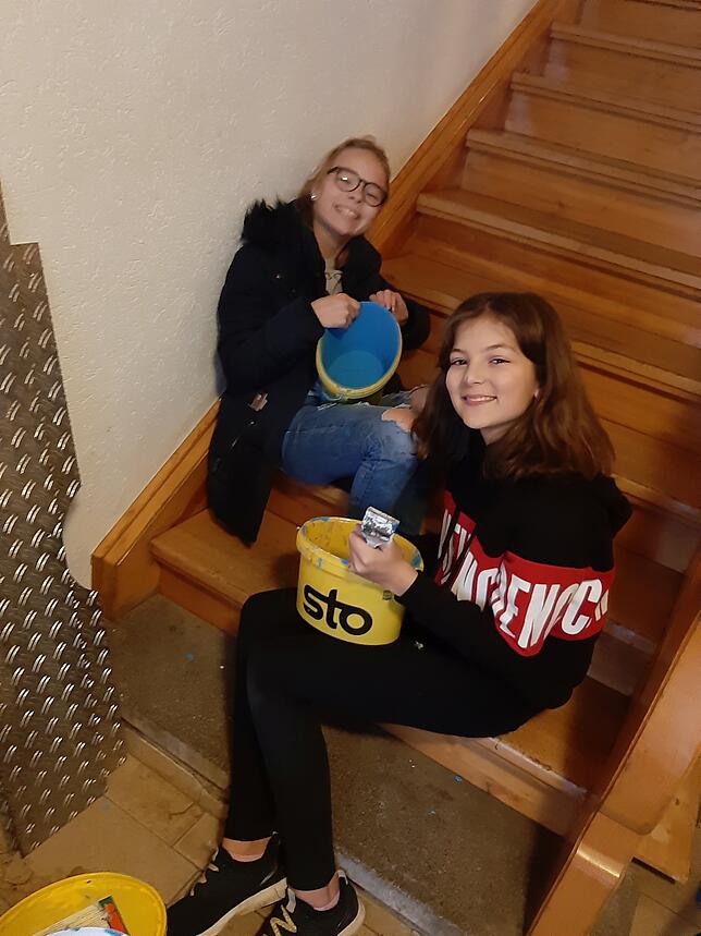 Svenja Bogenschütz und Laura Meyer machen eine kleine Pause von den Arbeiten.