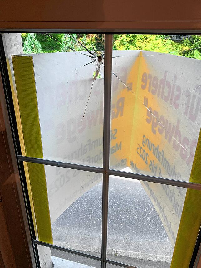 Das Loch in der Fensterscheibe eines Hauses an der Ravensburger Straße gibt der Polizei immer noch Rätsel auf.