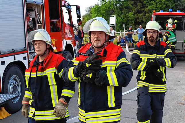 Die Wehrleute aus Schwenningen machten bei der Übung einen guten Job. Bilder: Wilfried Koch