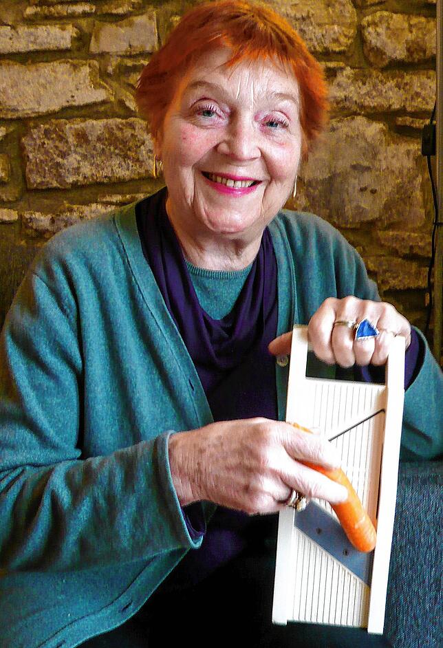 Irmgard Sollinger hat den Gemüsehobel, den ihre Mutter einst bei der IBO erstanden hat, übernommen und benutzt ihn bis heute.