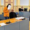 Der 41-jährige Fahrlehrer verdeckt sein Gesicht, als er im Landgericht Hechingen den Sitzungssaal betritt. Ihm wird vorgeworfen, sich an ...
