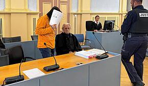 Der 41-jährige Fahrlehrer verdeckt sein Gesicht, als er im Landgericht Hechingen den Sitzungssaal betritt. Ihm wird vorgeworfen, sich an ...