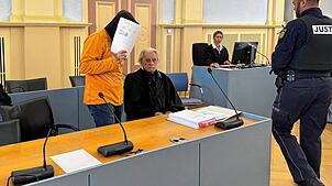 Der 41-jährige Fahrlehrer verdeckt sein Gesicht, als er im Landgericht Hechingen den Sitzungssaal betritt. Ihm wird vorgeworfen, sich an ...