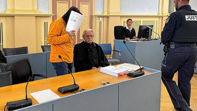 Der 41-jährige Fahrlehrer verdeckt sein Gesicht, als er im Landgericht Hechingen den Sitzungssaal betritt. Ihm wird vorgeworfen, sich an ...
