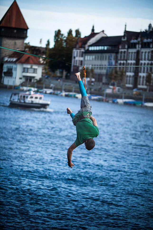 Bild 6: Der Seiltänzer vom Seerhein: Er balanciert in acht Metern Höhe über das Wasser