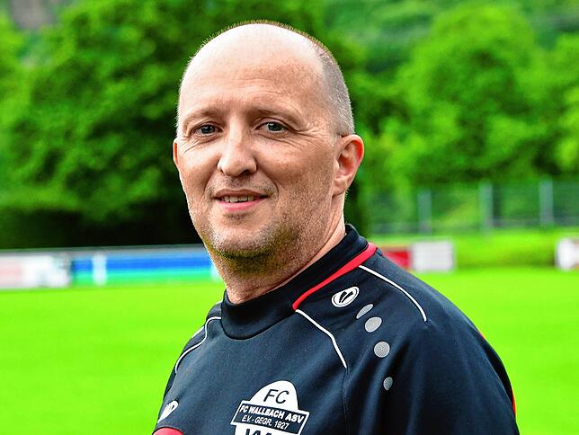 Trainer Dirk Tegethoff: „Im Vergleich zu früher sind die Trainingsbedingungen beim FC Wallbach durch den Kunstrasenplatz um ...