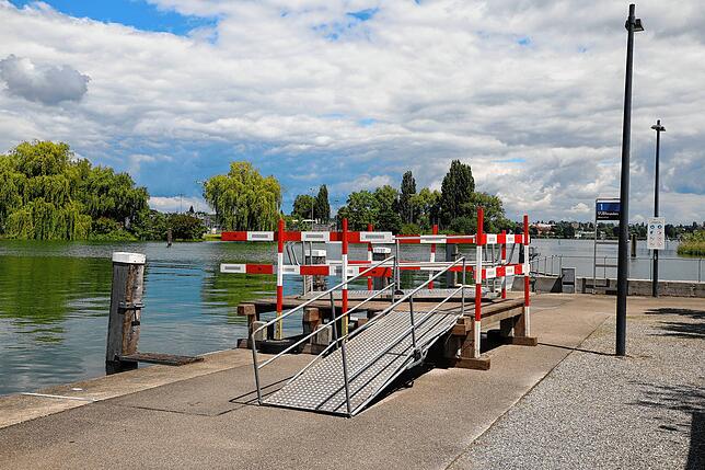 Ein erhöhter Bodenseepegel erfordert eine erhöhte Einstiegsmöglichkeit, um problemlos auf das Schiff gelangen zu können.