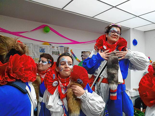 Laut, lustig und mitunter auch ein bisschen frivol: Die Trommlerwieber sind in Villingen eine Institution. Am Gaudimusikobed mischen sie ...
