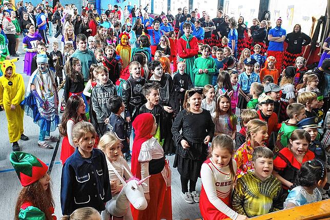 Ein buntes Gewusel aus Narren und Schülern feiert gemeinsam in der Schulsporthalle die Befreiung vom stressenden Unterrichtsalltag.