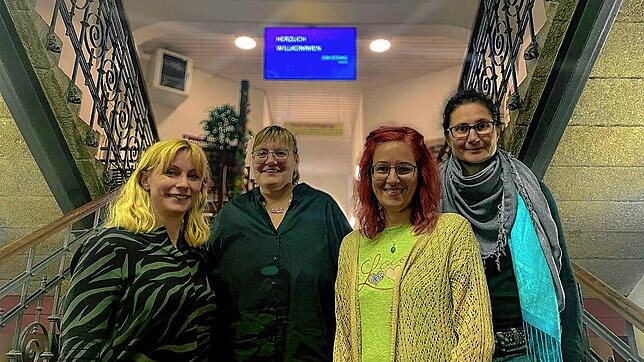 Antje Groll (von links) ist Vorsitzende des Elternbeirats, Verena Mohr  Stellvertreterin, daneben Kassiererin Elena Scharmacher und ...