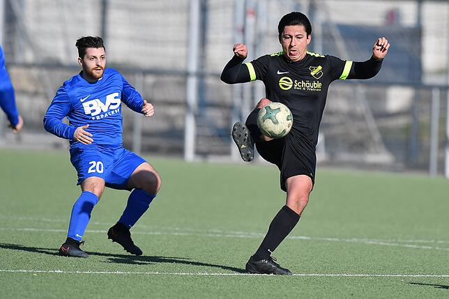 Pokalduell: Zuletzt gastierten Luigi Lentisco (links, gegen Jonathan Arnold) und der FC Erzingen am 10. März beim TuS Efringen-Kirchen. ...