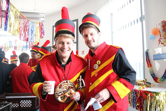 Bild 1: Narren besuchen am Rosenmontag die SÜDKURIER-Redaktion (Teil 2)
