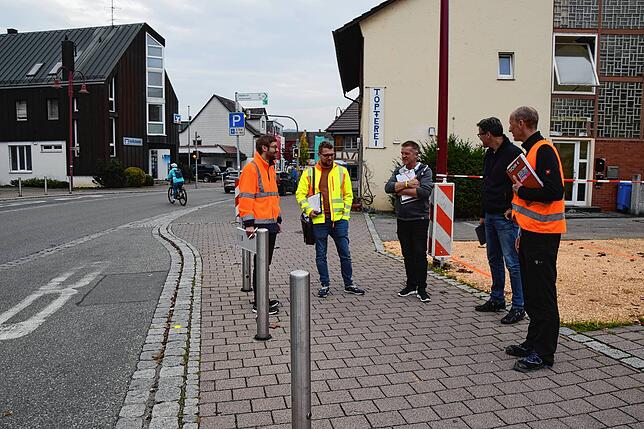 Vertreter der Gemeinde und von Baufirmen besprechen wenige Tage vor Baustart die Sperrungen, Umleitung und verschiedene Details an der ...