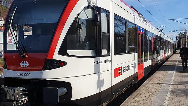 Eine S-Bahn der SBB, wie sie auf diesem Archivbild von März 2023 am Bahnhof in Waldshut zu sehen ist fährt derzeit an Samstagen auch ...