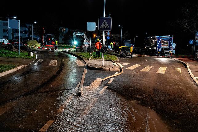 An diesem Kreisverkehr an der Salinenstraße, Einmündung Neckarstraße, war die große Bruchstelle an einer Hauptleitung des Schwenninger ...