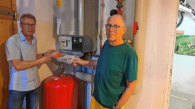 Die alte Gasheizung kommt raus: Klaus Büch (vorne rechts) und Robert Brucker wohnen am Benediktinerring 6 in Villingen. Hier hat sich ...