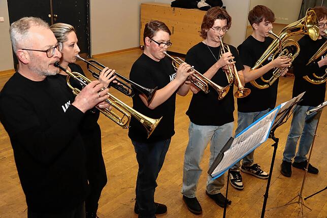 Bei der Mönchsee Gugge gibt es keine Altersvorgabe, hier musizieren alle Generationen, so wie hier Torsten Gutmann (von links), Steffi ...