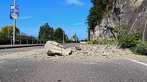 Der herausgebrochene Brocken aus dem Felsen. Er ist am Mittwochnacht auf die Straße gefallen. Das große Stück (links im Bild) ist etwa ...