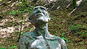 Gedenkstätte im Eckerwald: Der Künstler Siegfried Haas hat für diesen Ort Skulpturen erschaffen.