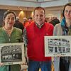 Zeitreise: Liping Li (von links), Reinhard Valenta und Gabriele Volk mit Bildern der alten Schuhhandlung Büche in der Hauptstraße 35, ...