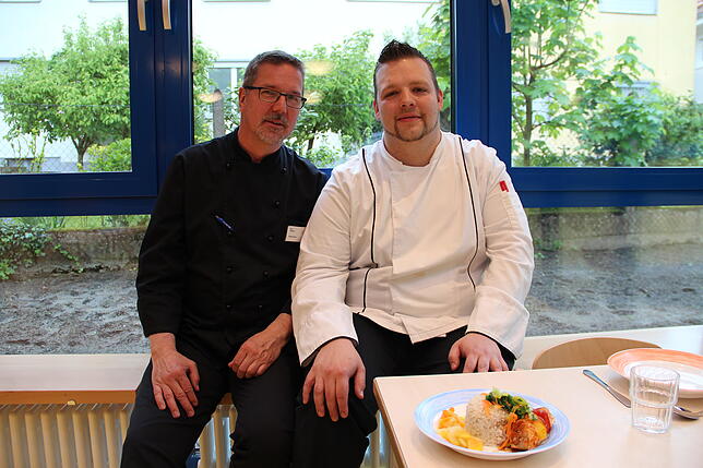 Die beiden Chefköche des Reha-Klinikums Bad Säckingen (von links) Peter Wagner und Bernhard Landprecht zeigen das Mittagessen in der ...