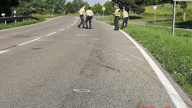 Am Morgen nach dem tödlichen Unfall zwischen Blumberg-Kommingen und Tengen: Polizeibeamte nehmen die Unfallstelle genau unter die Lupe.