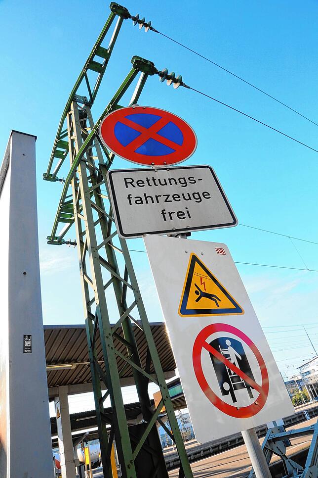 Hier kann das Klettern tödlich enden: Schilder weisen an einer Stromanlage auf dem Singener Bahnareal auf Gefahren hin.