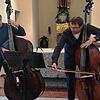 Adelheid Fuss präsentierte Kontakt II in der Kapelle in Tiefenstein, die beiden Kontrabassisten Markus Lechner und Joans Hoenig machten ...