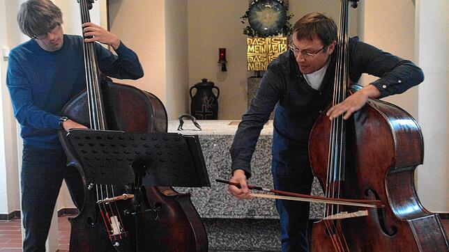 Adelheid Fuss präsentierte Kontakt II in der Kapelle in Tiefenstein, die beiden Kontrabassisten Markus Lechner und Joans Hoenig machten ...