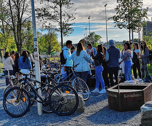 Bild 15: Eine unsichtbare Linie macht den großen Unterschied: Grillparty und Sorgenfreiheit in der Schweiz, Abstand und Kleingruppen in Deutschland. Hielten sich die Konstanzer dennoch an die Corona-Regeln?
