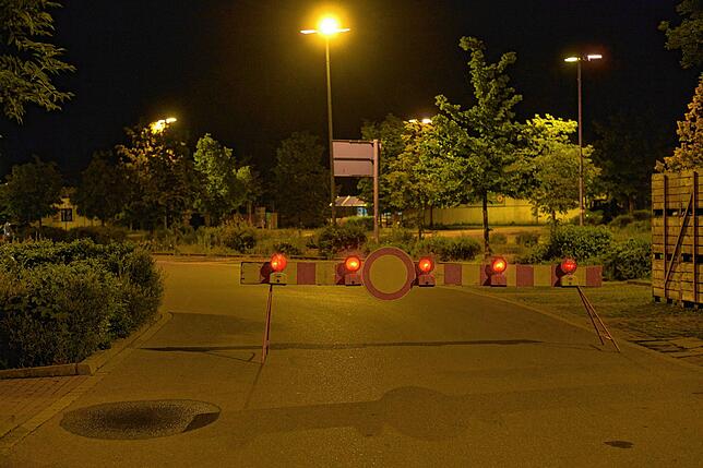 Der Parkplatz am Friedrichshafener Bodenseecenter wurde in der Nacht von Samstag auf Sonntag vorsorglich abgesperrt.