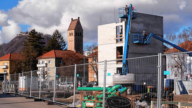 Liegt voll im Zeitplan: Die Bauarbeiten am neuen Parkhaus Am Gleis der Stadtwerke Singen läuft alles nach Plan. Es soll bereits Mitte ...