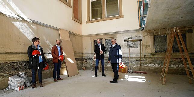Im künftigen Eingang des Hauses Zoffingen stehen (von links) Bärbel Sackmann, Heimleiterin St. Marienhaus, Projektleiter Benedikt ...