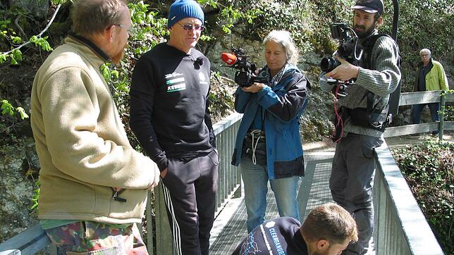 Professor Andreas Fath (blaue Mütze) hier auf dem Aachquellsteg im Gepräch mit Jörn Brumme vom Aacher Verein Freunde der Aachquelle.