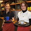 Die 19-jährige Anna (rechts) übt sich im Café am Teich am liebsten in Latte Art. Katrin Mutschler steht ihr als pädagogische Fachkraft ...